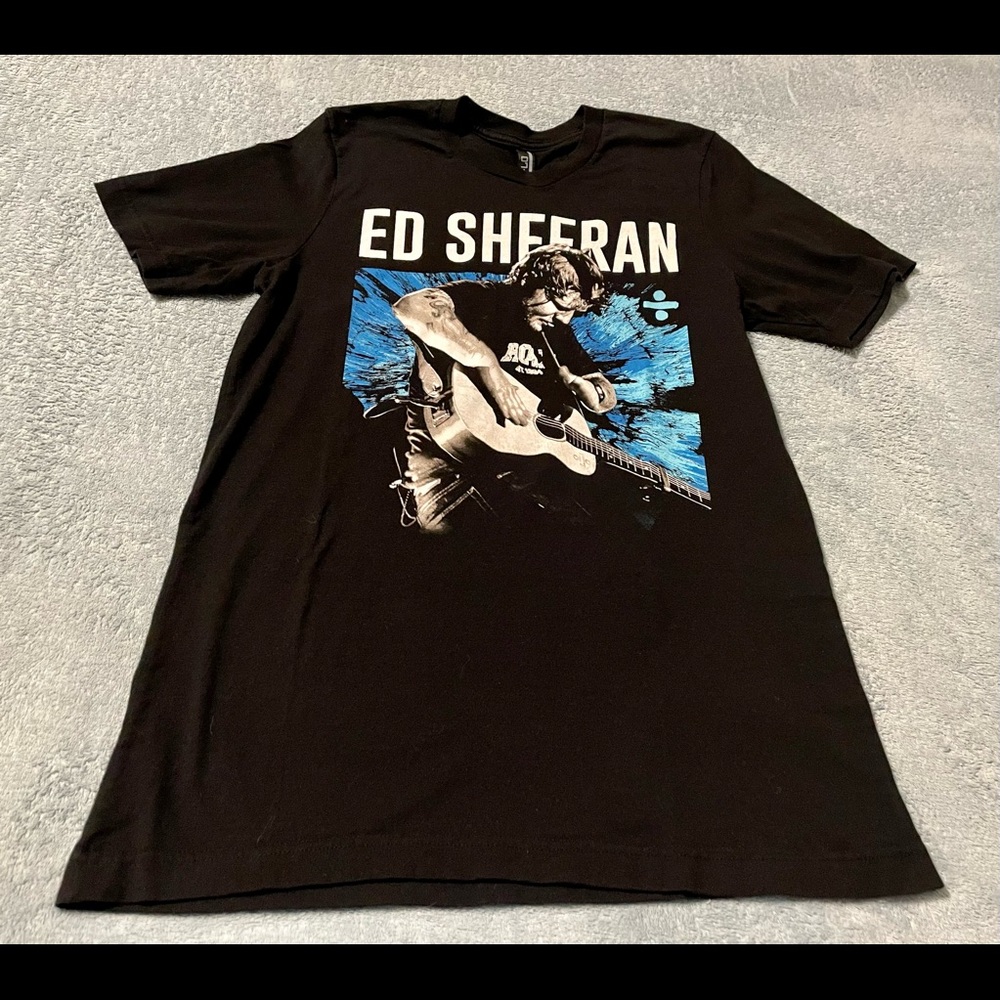 Ed Sheeran Divide World Tour Black T-shirt Unisex Size Medium.